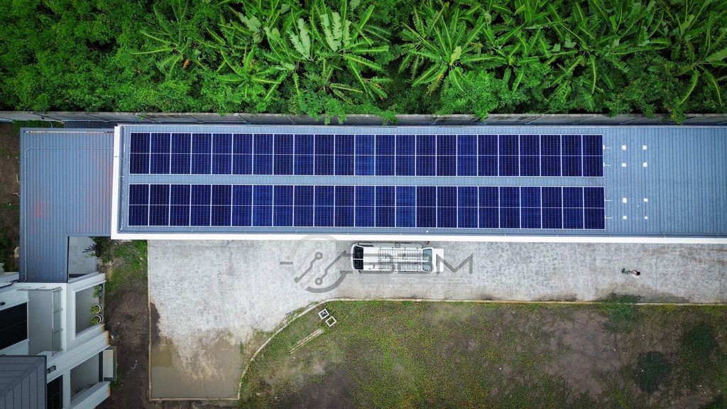 งานติดตั้งโซล่าเซลล์ Ongrid กำลังการผลิต 29.5 Kwp. สำหรับรองรับการใช้งานในบ้านพัก ขนาดใหญ่ และรองรับการชาร์จรถ EV ได้ถึง 2 คัน และรองรับแบตเตอร์รี่ ในอนาคต สำหรับการใช้งานในช่วงเวลากลางคืน - ภาพผลงานการติดตั้งที่ 6